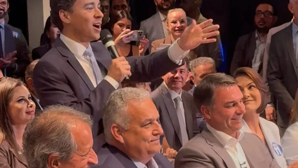 Tentaram afastar Bolsonaro dos políticos, mas “ele está dormindo com uma senadora”, diz Nikolas Ferreira