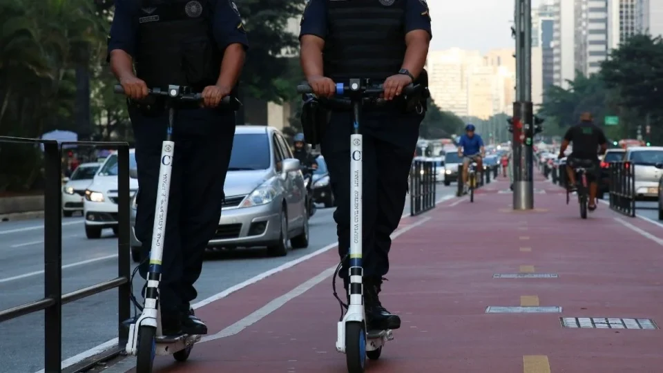 São Paulo começa a multar bicicletas e patinetes elétricos; veja valores e regras
