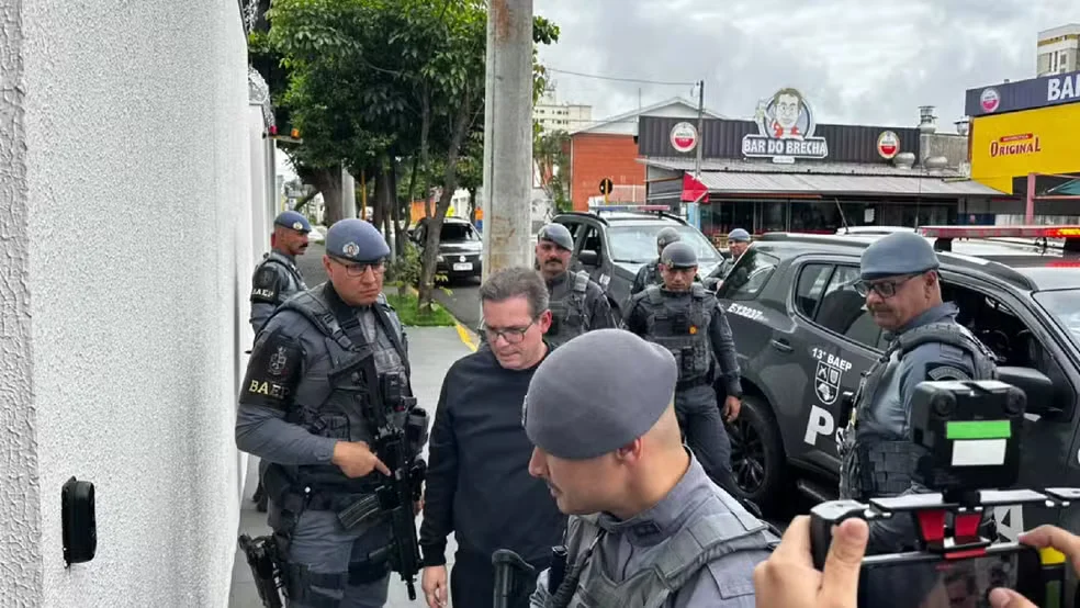Renato Purini chega à Central de Polícia Judiciária (CPJ) após operação do Gaeco, nesta sexta-feira (16), em Bauru (SP) — Foto: Luís Negrelli/TV TEM