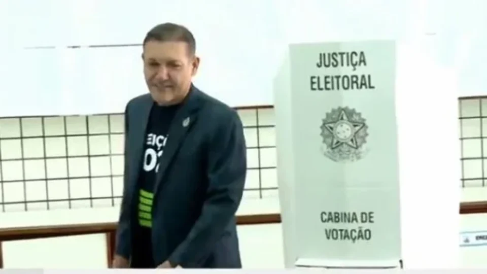 Nunes Marques vota em Brasília após acompanhar abertura das urnas