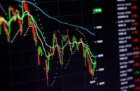Bolsa cai de novo após tombo histórico; entenda por que o mercado ainda teme o governo Lula