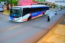 Ônibus em movimento perde roda no meio da rua em Ribeirão Preto