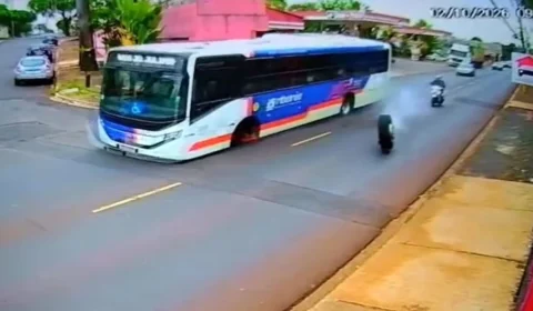 Ônibus em movimento perde roda no meio da rua em Ribeirão Preto