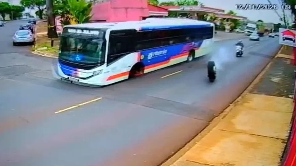 Ônibus em movimento perde roda no meio da rua em Ribeirão Preto