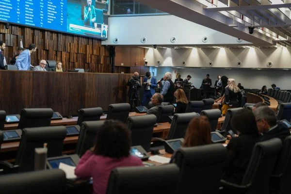 O Projeto de Lei Orçamentária Anual (PLOA) de 2027, identificado como PL 8.378/2026, foi encaminhado pelo governador em exercício, Ricardo Couto. A proposta tramita junto com a revisão do Plano Plurianual (PPA) 2024-2027 e ainda poderá sofrer alterações durante a análise parlamentar.