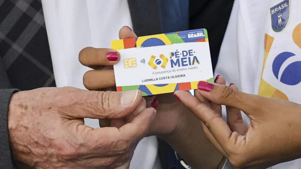 Pé-de-Meia paga até R$ 225 a partir do dia 19; veja quem recebe a 7ª parcela