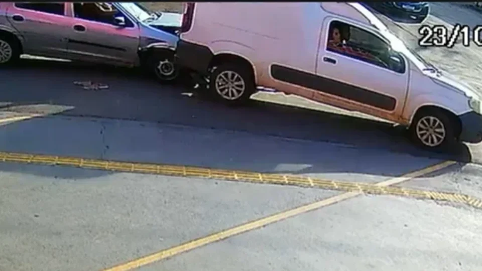 Mulher é suspeita de atropelar genro e persegui-lo até carro capotar em Goiás
