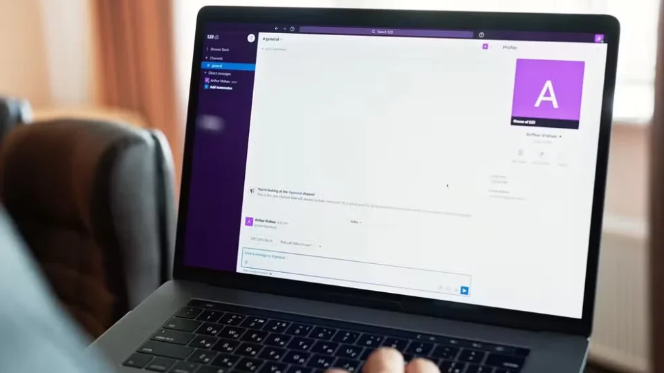 Funcionária é demitida por justa causa após trocar mensagens sexuais pelo Teams