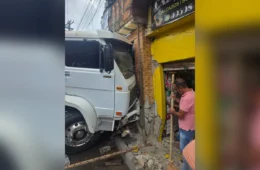 Caminhão desgovernado invade relojoaria e atropela idoso de 72 anos em BH