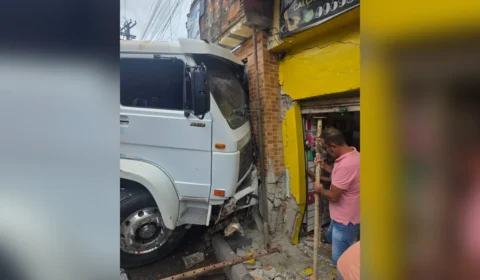 Caminhão desgovernado invade relojoaria e atropela idoso de 72 anos em BH