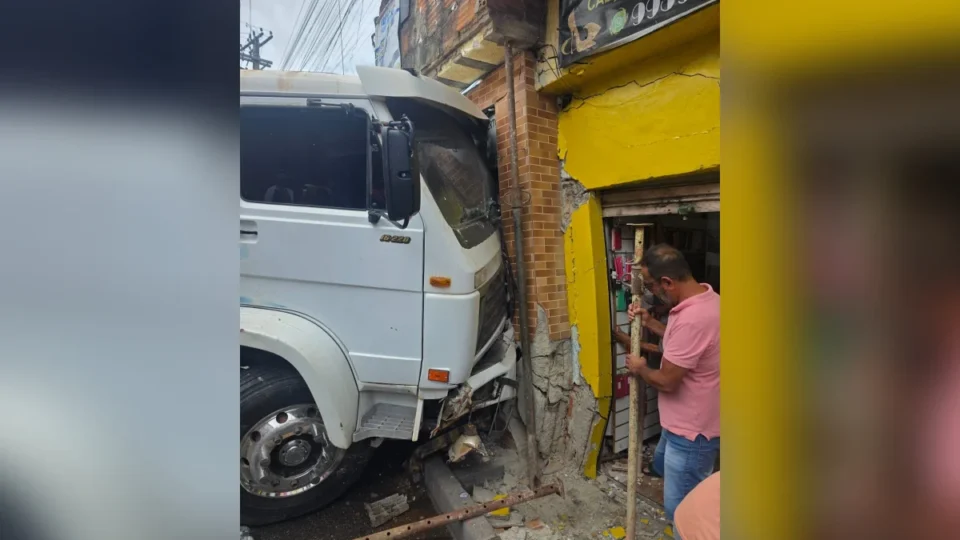 Caminhão desgovernado invade relojoaria e atropela idoso de 72 anos em BH