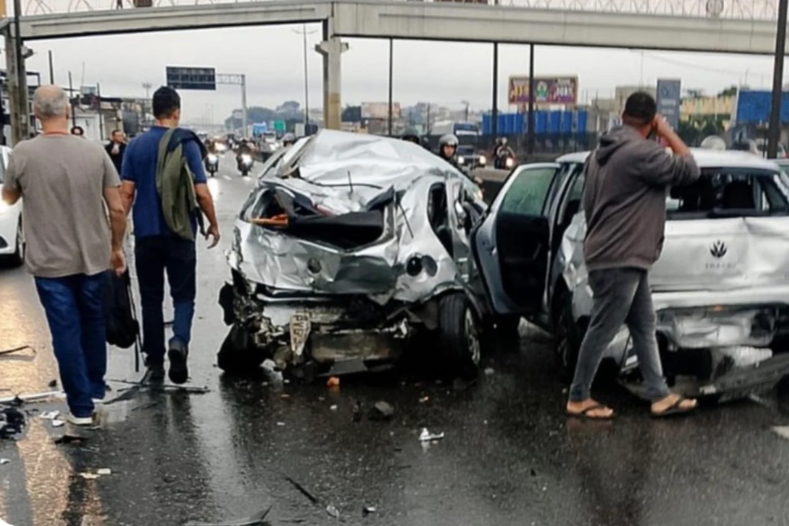Motorista morre após passar mal e causar engavetamento com 21 veículos na Dutra