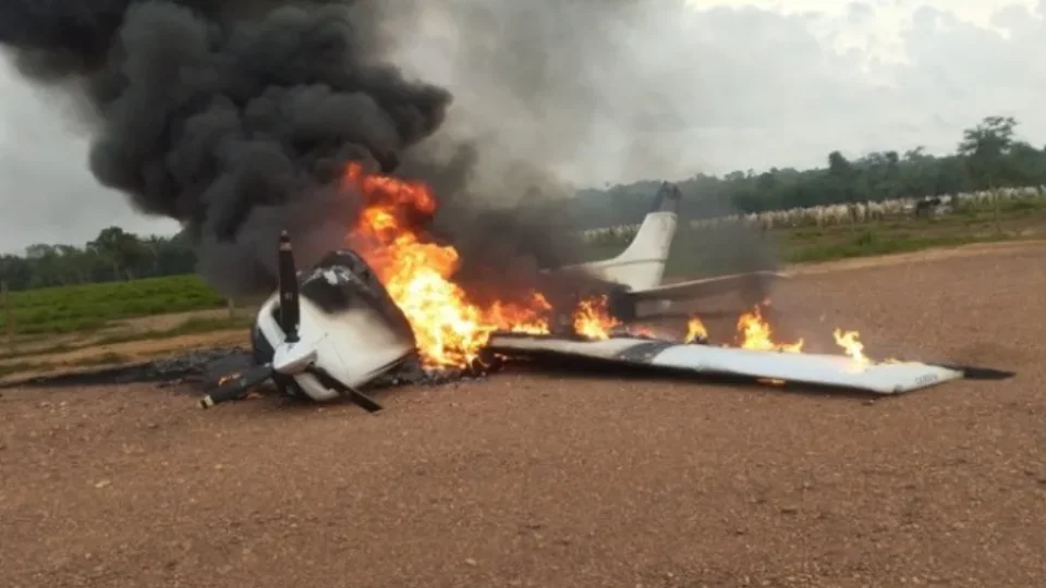 Piloto incendeia avião após ação da FAB e morre em confronto policial em Mato Grosso