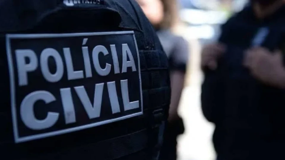 Homem mata mulher, posta foto do corpo e morre em confronto com a PM
