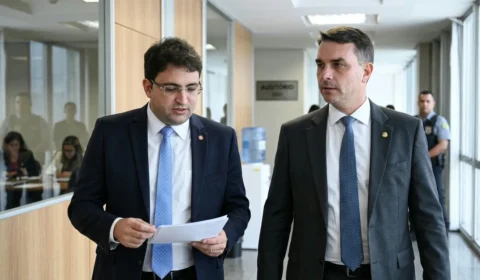 PF encontra sala secreta em hangar de amigo de Flávio Bolsonaro e aponta pagamento para apagar notícias