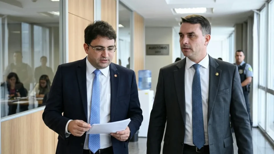 PF encontra sala secreta em hangar de amigo de Flávio Bolsonaro e aponta pagamento para apagar notícias