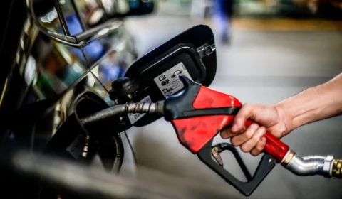 Gasolina pode ficar mais cara após disparada do dólar; veja o que pode pressionar os preços