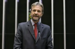 Deputados do PT apresentam projeto com pena de até 6 anos por discriminação política