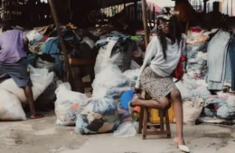Modelo que recriava desfiles nas ruas da Nigéria estreia na passarela da Chanel