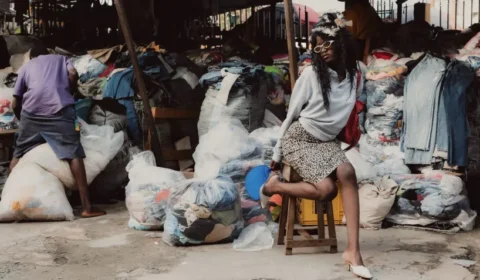 Modelo que recriava desfiles nas ruas da Nigéria estreia na passarela da Chanel