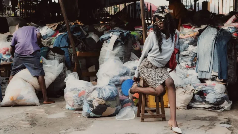 Modelo que recriava desfiles nas ruas da Nigéria estreia na passarela da Chanel