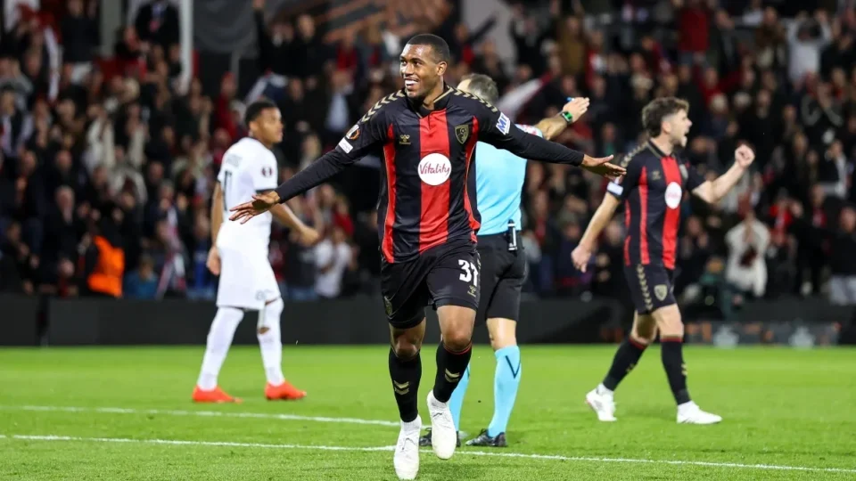 Com gols de brasileiros, Bournemouth goleia Sturm Graz e mantém 100% na Liga Europa