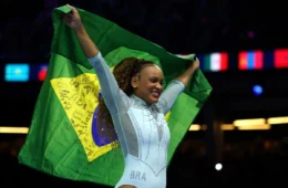Rebeca Andrade é tricampeã mundial no salto e conquista primeiro ouro do Brasil em Roterdã