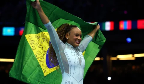 Rebeca Andrade é tricampeã mundial no salto e conquista primeiro ouro do Brasil em Roterdã