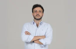 Renan Santos chama governo paralelo de Flávio Bolsonaro de “oposição EAD” e diz que Brasil não ganha nada com ela