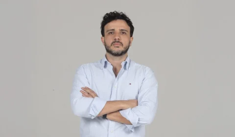 Renan Santos chama governo paralelo de Flávio Bolsonaro de “oposição EAD” e diz que Brasil não ganha nada com ela