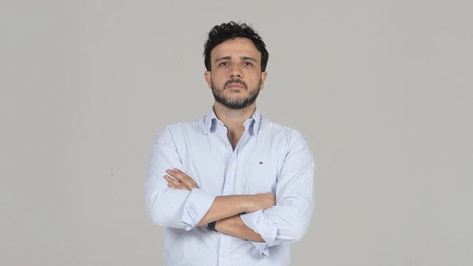 Renan Santos chama governo paralelo de Flávio Bolsonaro de “oposição EAD” e diz que Brasil não ganha nada com ela
