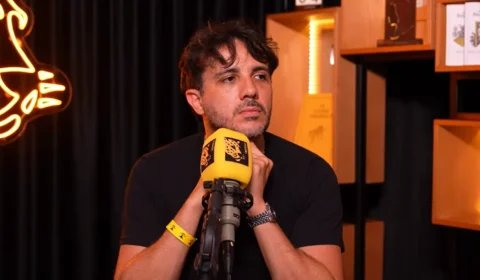 Renan Santos chama Flávio Bolsonaro e Lula de “bandidos” e diz que não apoiará nenhum