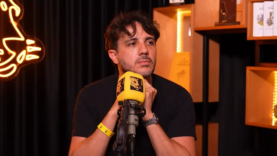 Renan Santos chama Flávio Bolsonaro e Lula de “bandidos” e diz que não apoiará nenhum