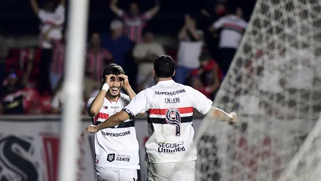 Aos 39 minutos, Emmanuel Martínez recebeu na entrada da área e finalizou com força. A bola desviou em Bobadilla, enganou o goleiro Rafael e terminou no fundo da rede, deixando o confronto empatado antes do intervalo.
