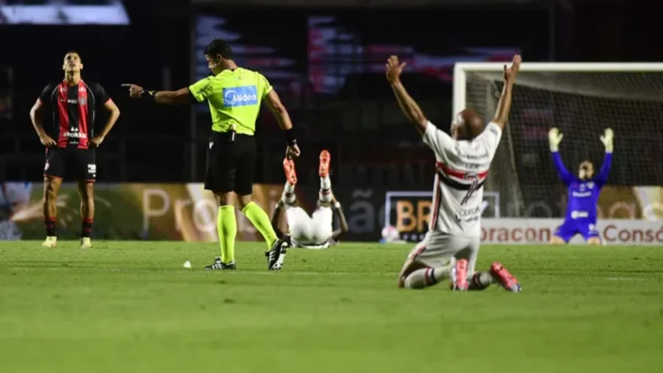 Calleri marca duas vezes, São Paulo vence o Vitória e Lucas Moura chora no retorno ao Morumbis