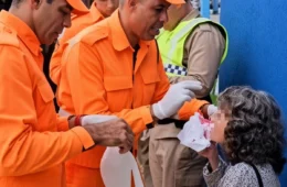 Eleitora de 85 anos cai e se machuca após escorregar em santinhos em Minas Gerais