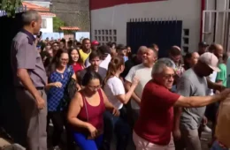 Vídeo mostra empurra-empurra entre eleitores na entrada de escola em Salvador