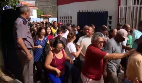 Vídeo mostra empurra-empurra entre eleitores na entrada de escola em Salvador