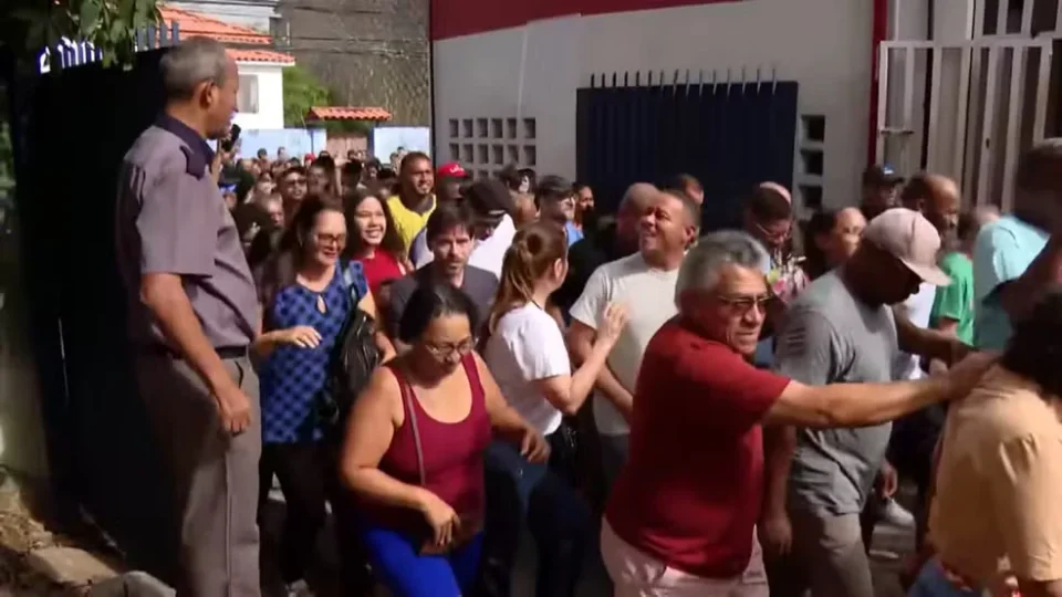 Vídeo mostra empurra-empurra entre eleitores na entrada de escola em Salvador