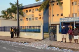 Ruas de Manaus amanhecem cobertas por santinhos no dia da eleição