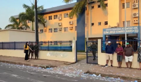 Ruas de Manaus amanhecem cobertas por santinhos no dia da eleição
