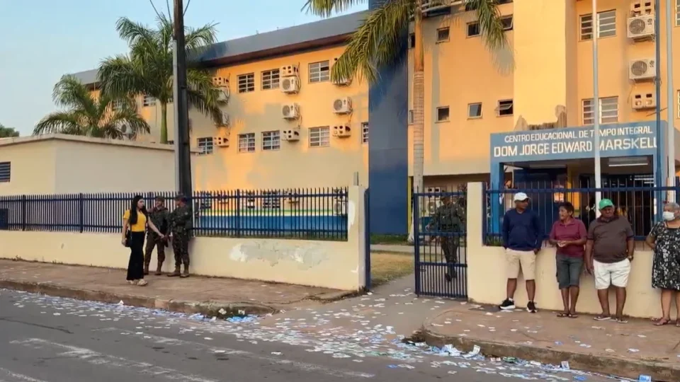 Ruas de Manaus amanhecem cobertas por santinhos no dia da eleição