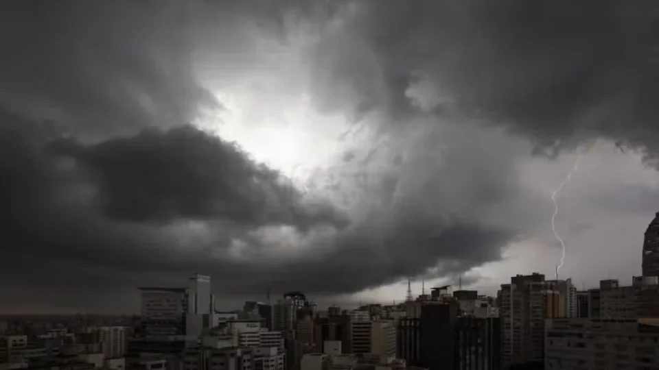 Alerta de tempestade coloca São Paulo e Minas Gerais em atenção nesta quinta-feira