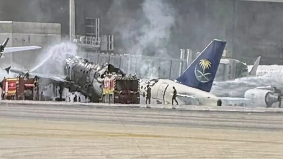 Vídeo mostra momento em que míssil atinge aeroporto na Arábia Saudita e deixa 13 mortos