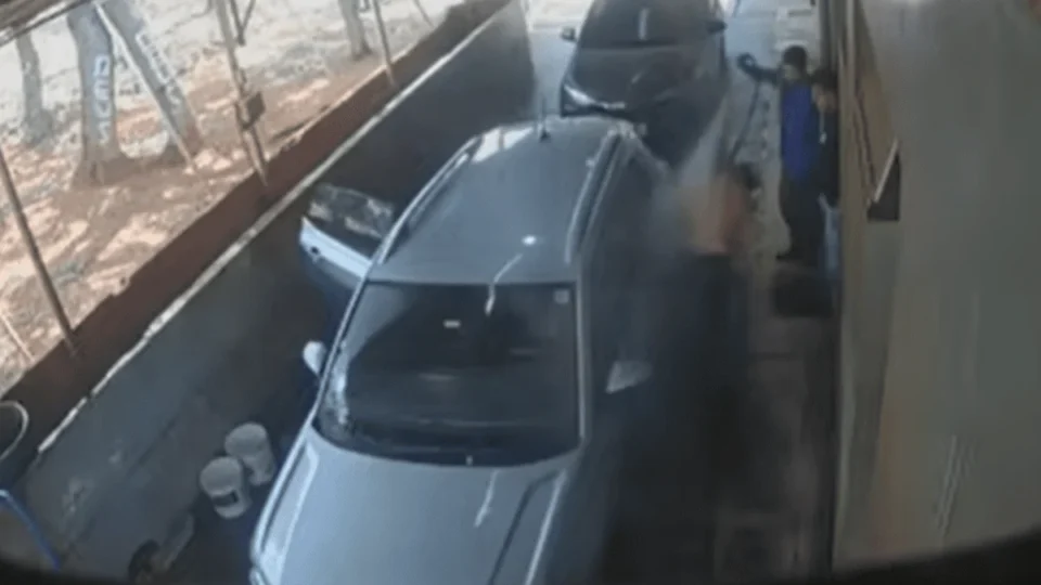 Enxame de abelhas ataca trabalhadores em posto de gasolina no DF
