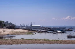 Rio Negro baixa 2 metros em 25 dias e fica abaixo do nível de 2025