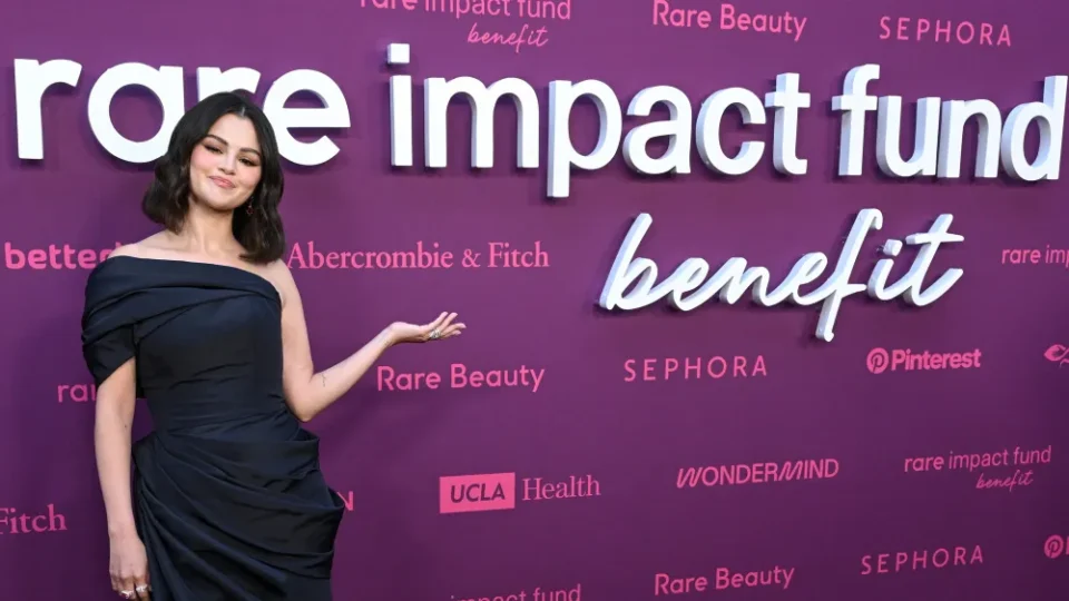 Selena Gomez reúne famosos em gala de luxo para arrecadar fundos para saúde mental