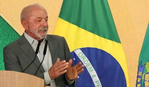 Lula cancela entrevista à Record após ficar sem voz