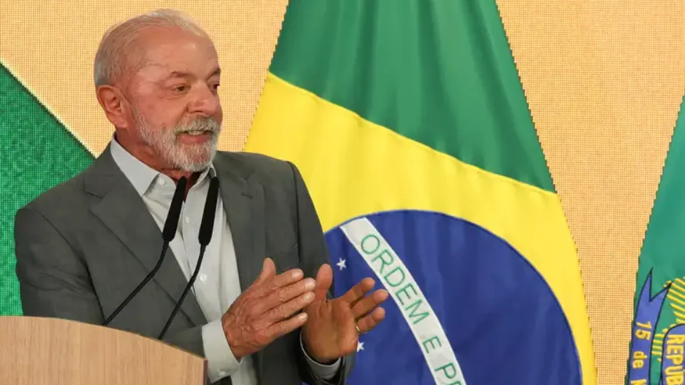 Lula cancela entrevista à Record após ficar sem voz