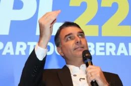 Flávio Bolsonaro desiste de pedir anulação da eleição presidencial